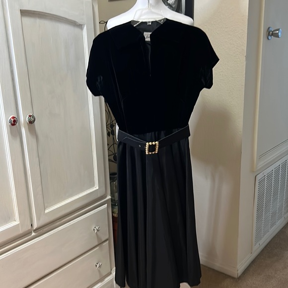 Vintage 1940’s velveteen top and taffeta wide skirt black dress. - Picture 2 of 8